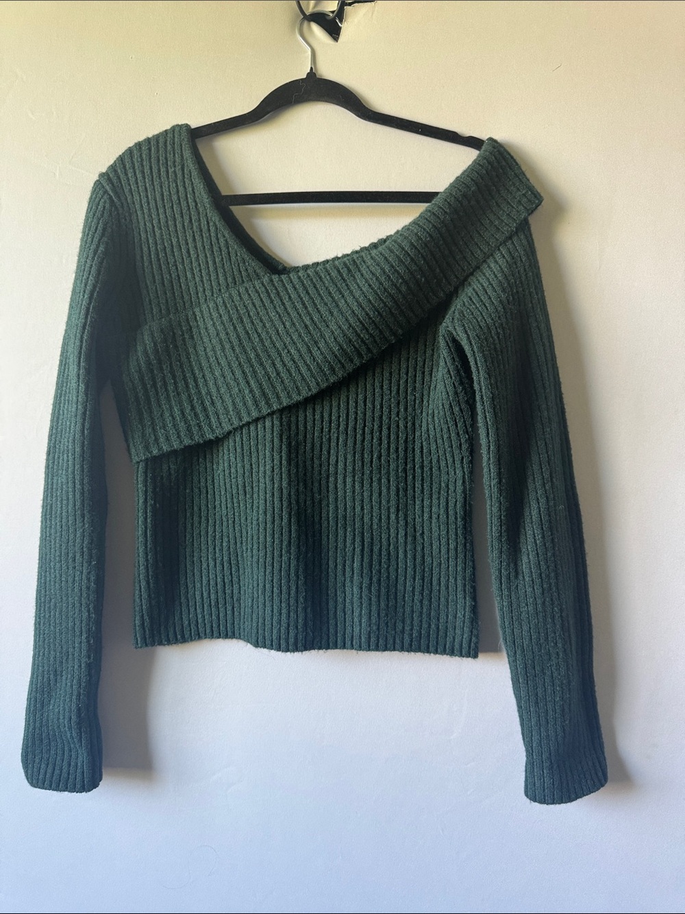ASTR The Label Off Shoulder Sweater Medium Deep Green NWOT‎